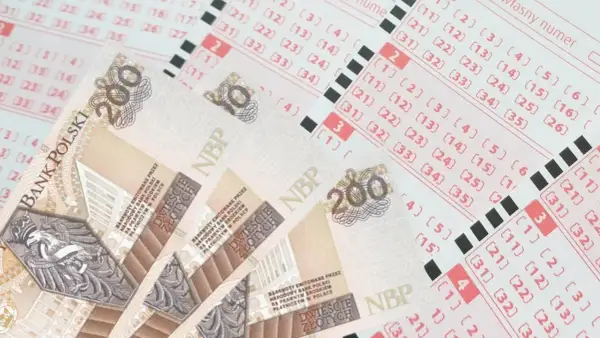 Banknoty 200 zł leżą na kuponach lotto. Dowiedz się, jak sprawdzić datę ważności zdrapki i co zrobić, gdy termin minął.