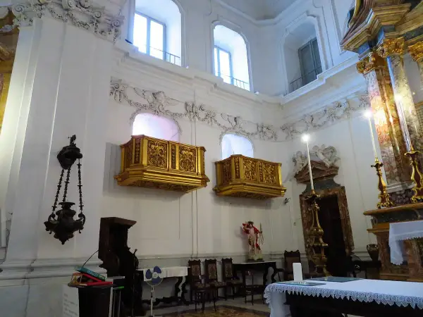 Interno della cappella reale a Portici, con due balconi dorati e decorazioni barocche.