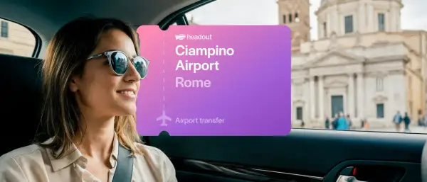 Kobieta w okularach przeciwsłonecznych jedzie samochodem w Rzymie. Na ekranie widnieje napis "Ciampino Airport Rome".