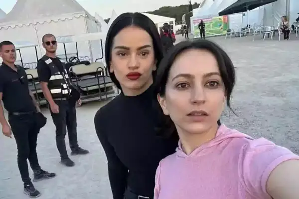 Pili y su hermana Rosalía, listas para el concierto. Detrás, seguridad y carritos de golf.