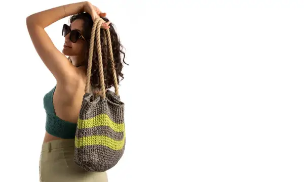 Borsa mare uncinetto fettuccia grigia con righe verdi, perfetta per l'estate.
