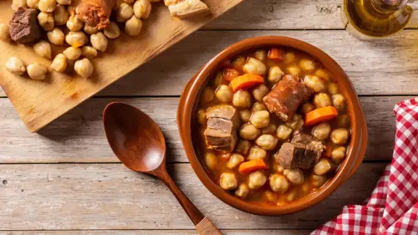 Un delicioso plato de garbanzos con chorizo y carne, perfecto para comer cocido en Zaragoza.