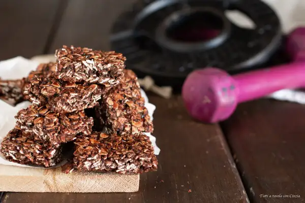 Barrette proteiche fatte in casa, perfette dopo l'allenamento. Avena, cacao e tanta energia per i tuoi muscoli.