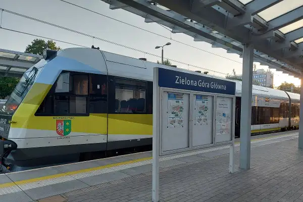 Pociąg na stacji Zielona Góra Główna. Na boku składu widnieje herb województwa lubuskiego.