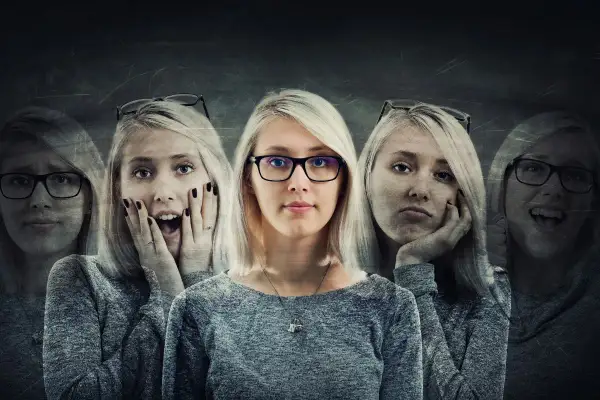 Kobieta w okularach, otoczona swoimi różnymi emocjami. Czy osobowość schizoidalna a małżeństwo to trudne połączenie?