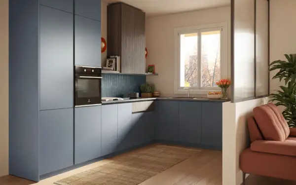 Cucina moderna con mobili blu, forno a incasso e un'area living con divano arancione. I mini case interni sono ben integrati nel design.