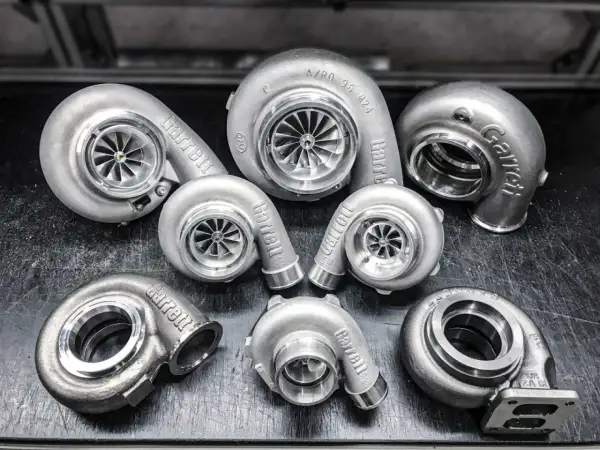 Kolekcja turbosprężarek Garrett, w tym modele z technologią twin scroll, gotowe do zwiększenia mocy silnika.