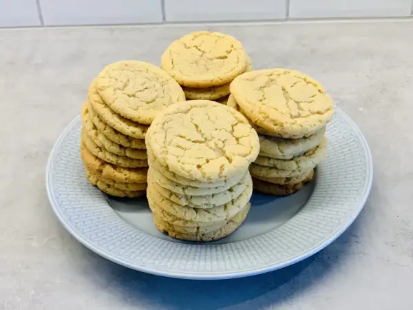 Här är ett enkelt cookies recept för dessa gyllene, spröda kakor. Perfekta att baka med familjen!