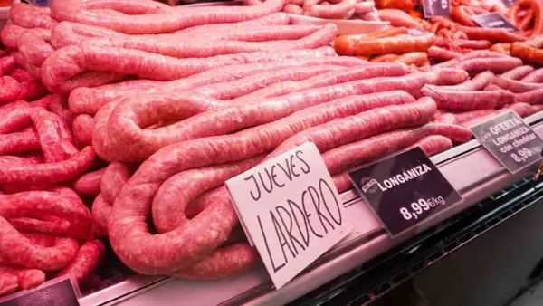 Longanizas frescas listas para celebrar el Jueves Lardero en Zaragoza. ¡Un festín de sabor te espera!