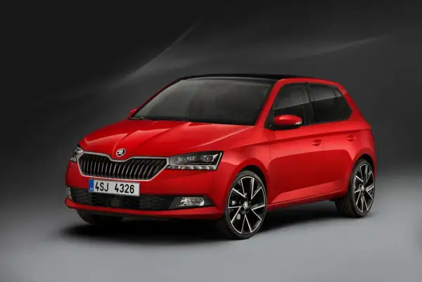 Czerwona Skoda Fabia Monte Carlo z czarnym dachem i sportowymi felgami, gotowa na miejskie wyzwania.