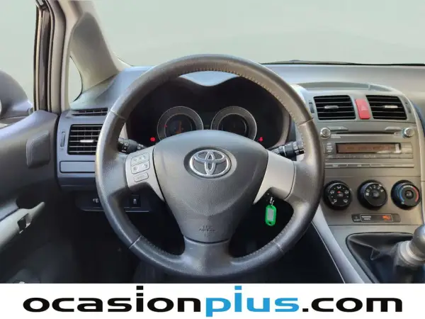 Volante y salpicadero de Toyota Auris 1.4 D4D. ¿Problemas con el aire acondicionado o la radio?
