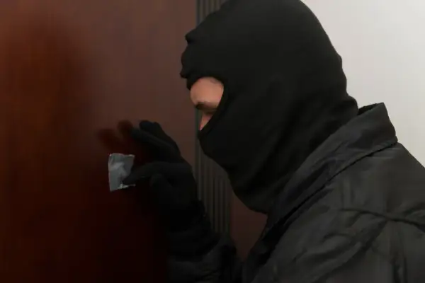 Czy Twoje mieszkanie jest oznaczone? Poznaj tajne sygnały złodziei