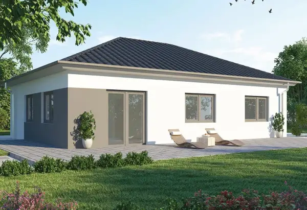 Moderner Bungalow aus Stein mit großem Garten und zwei Liegestühlen.