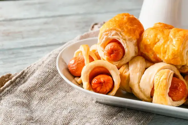 Rustici con wurstel dorati e croccanti, un'esplosione di sapore in ogni morso.