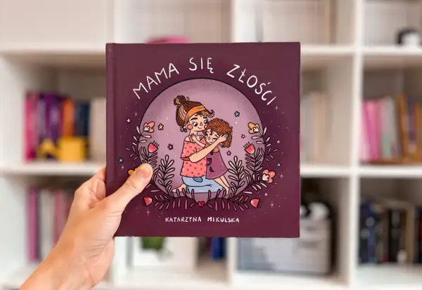 Okładka książki "Mama się złości", na której mama przytula dziecko.