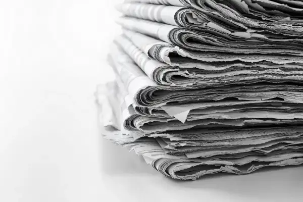 Stos gazet TakeLink, gotowych do dostarczenia świeżych informacji.
