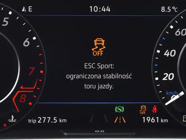 Na desce rozdzielczej świeci się pomarańczowa ikona kontroli trakcji z napisem "OFF", informując o ograniczonej stabilności toru jazdy w trybie ESC Sport.