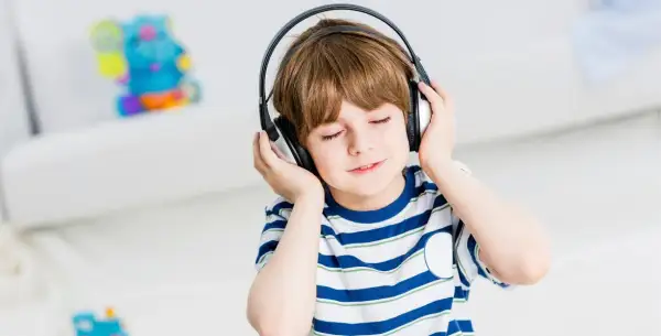 Jak muzyka wpływa na rozwój dziecka i jakie korzyści przynosi?