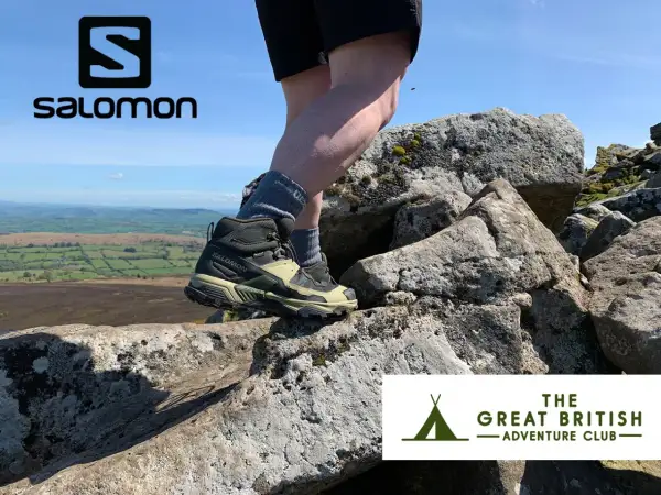 Buty Salomon X Ultra 5 Mid GTX na kamienistym szlaku, gotowe na przygodę.