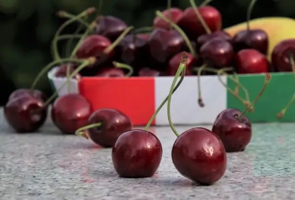 Pyszne wiśnie na stole. Zastanawiasz się, co zrobic z czeresni? Idealne na deser, ciasto lub dżem.