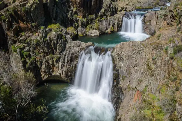 Cascadas en Guadalajara, un espectáculo natural de agua cayendo entre rocas escarpadas y vegetación.