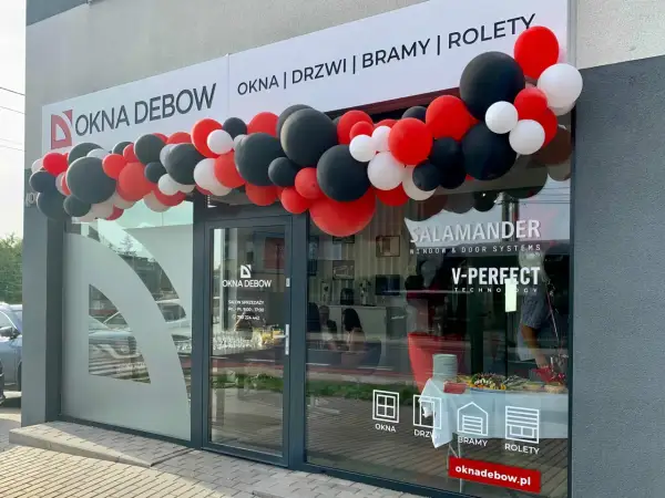 Salon okien i drzwi "Okna Dębow" z girlandą czerwonych, czarnych i białych balonów.