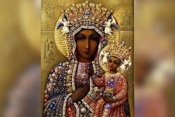 Ikona Matki Boskiej z Dzieciątkiem, ozdobiona klejnotami, przypomina o świętej Jadwidze i jej pobożności.