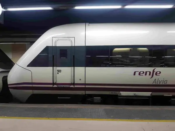 Tren Renfe Alvia en estación, listo para cubrir la distancia Santiago Madrid.