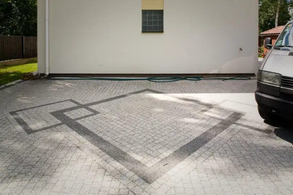 Nowy podjazd z kostki brukowej z geometrycznym wzorem. Ubijanie kostki z piaskiem czy bez – efekt jest imponujący.