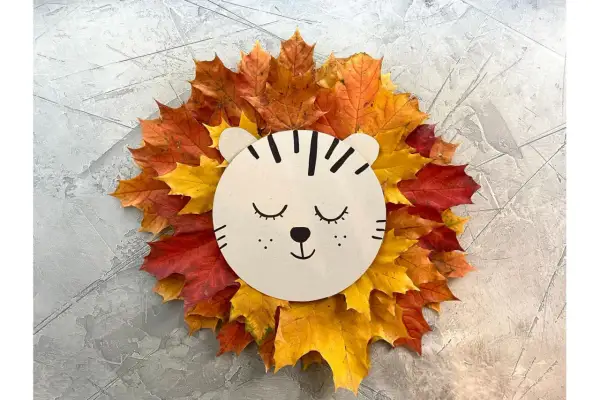Süßer Löwe aus bunten Herbstblättern, ein tolles Bastelprojekt für Kinder.