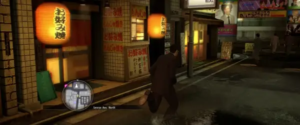 Mężczyzna w garniturze biegnie ulicą w japońskim mieście, mijając lampiony z napisem "yakuza co to".