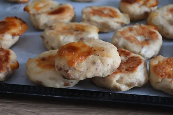 Polpette di pollo dorate e gustose, pronte per essere gustate.