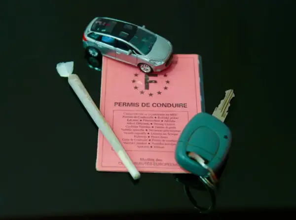 Permis de conduire, clés de voiture et joint. Une combinaison dangereuse qui mène à l'avocat alcool au volant.