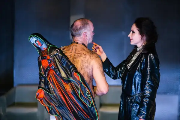Lilla Weneda: bohaterowie w mrocznych strojach, z makijażem i tatuażami, tworzą niepokojącą scenę.