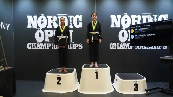 Två unga tjejer på prispallen efter en tävling i nordic open bjj.