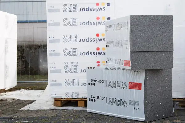 Styropian grafitowy czy biały na elewację? Na zdjęciu widać stosy płyt EPS. Grafitowy styropian "LAMBDA" wygląda na bardziej zaawansowany technologicznie.