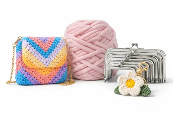 Borsa arcobaleno e gomitolo rosa, pronti per nuovi lavori uncinetto. Accessori per creare con le tue mani.
