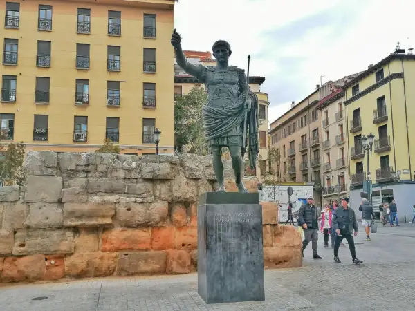 Estatua de Augusto en Zaragoza, junto a restos de muralla romana. Un lugar que evoca la historia de los museos romanos Zaragoza.