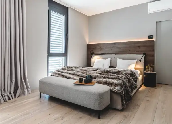 Gemütliches Schlafzimmer mit Holzbett, Felldecke und Fenster. Perfekte schlafzimmer inspiration für Ihr Zuhause.