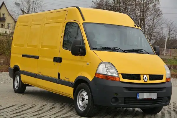 Żółty Renault Master 2.5 dCi, idealny do pracy. Wiele pozytywnych renault master 2.5 dci opinie potwierdza jego niezawodność.