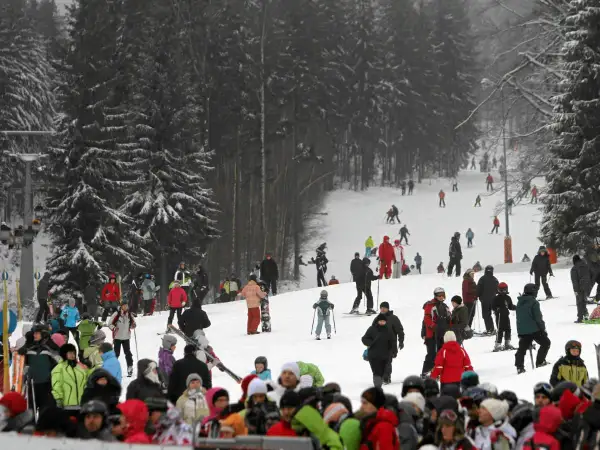 Tłumy narciarzy i snowboardzistów na stoku, przygotowujących się do szusowania. Wspaniałe ferie lubelskie 2026!