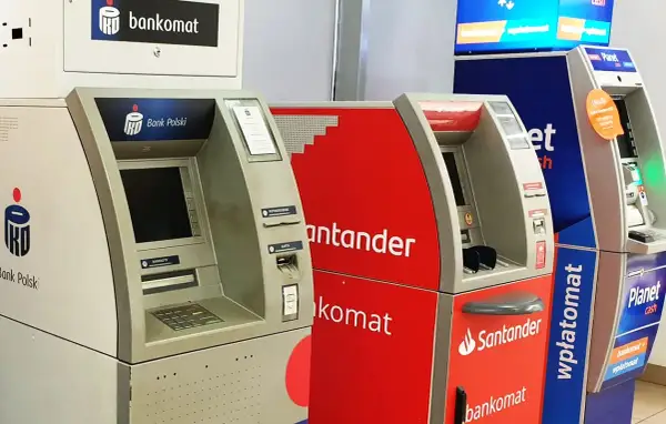 Bankomaty i wpłatomaty różnych banków, w tym Santander i Bank Polski, gotowe do przyjęcia Twoich pieniędzy.