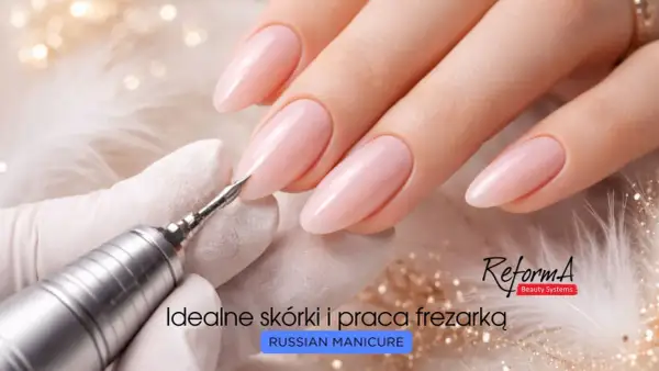 Idealne skórki i praca frezarką – perfekcyjny manicure kombinowany. Dłonie z różowymi paznokciami w kształcie migdała.