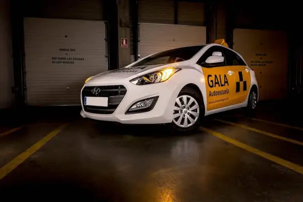 Coche de autoescuela "Gala" listo para enseñar a qué edad se puede sacar el carnet de conducir.
