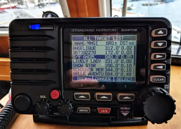 Un transponder AIS mostra una lista di bersagli con nomi, MMSI e distanze. Utile per capire cos'è un transponder e come funziona in navigazione.