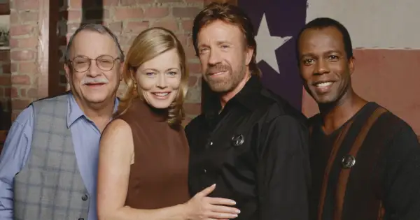 Strażnik Teksasu obsada: Chuck Norris, Clarence Gilyard Jr., Nia Peeples i Judson Mills pozują do zdjęcia.