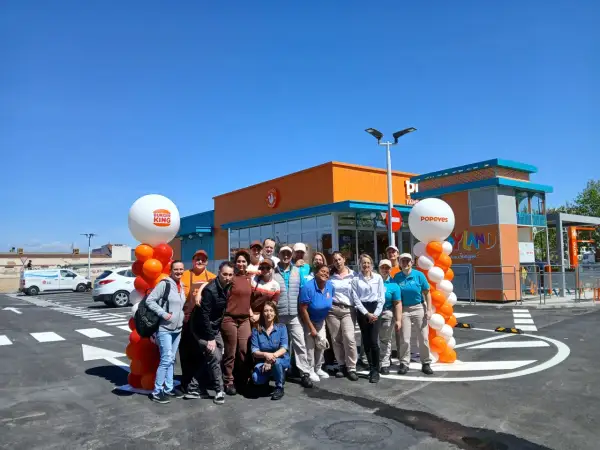 Equipo de Popeyes Zaragoza celebra la apertura. ¡Listos para servir el mejor pollo frito!