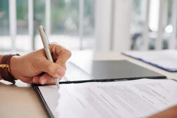 Czy firma może odstąpić od umowy? Poznaj kluczowe zasady i wyjątki