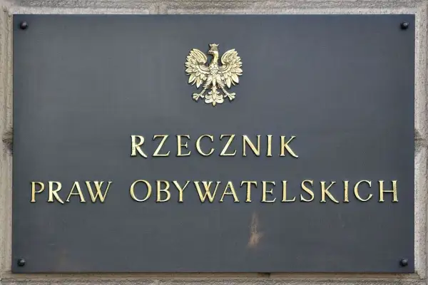 Tablica z godłem Polski i napisem "Rzecznik Praw Obywatelskich". To miejsce, gdzie można szukać pomocy, gdy naruszane są prawa obywatelskie.