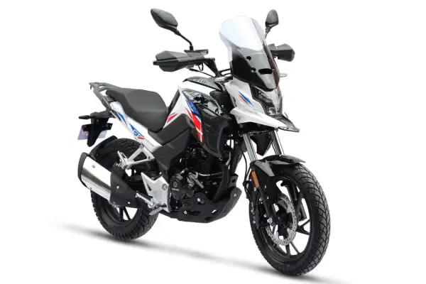 Nowy motocykl z owiewką i akcentami w barwach narodowych, idealny na pierwsze przygody z prawem jazdy A1.